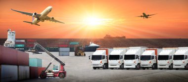 Ulaştırma, ithalat-ihracat ve lojistik kavramı, konteyner kamyonu, limandaki gemi ve nakliye ve ithalat-ihracat ticari lojistik, nakliye sektörü 