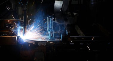 Kaynak robotları hareketi temsil ediyor. Otomotiv parçaları endüstrisinde.