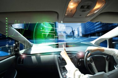 Elektrikli araba ya da akıllı araba. Bağlı araba. Nesnelerin İnterneti. Görüntü (HUD) .futuristik araç ve grafiksel kullanıcı arayüzü (GUI). Otomatik sürüş modu, otonom araba, kendi kendini süren araç modu ve kadın sürücü 