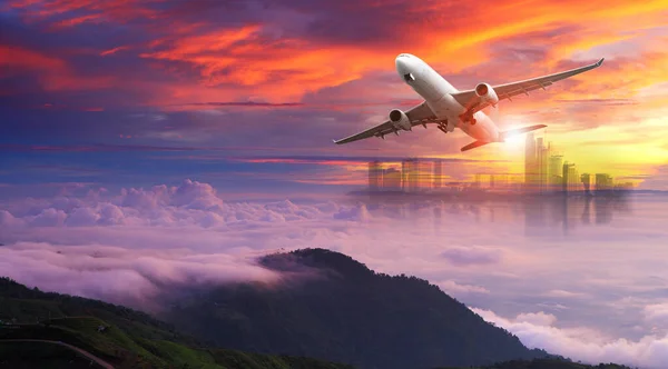 Flugzeug Fliegt Bei Sonnenuntergang Über Den Bunten Himmel Für Geschäftsreise — Stockfoto