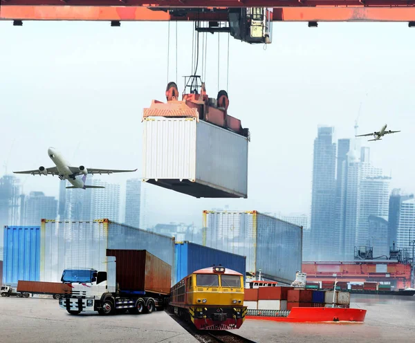 輸出入及び物流の概念 コンテナトラック 輸送及び輸出入商業物流における港及び貨物輸送面の船 海運業 — ストック写真