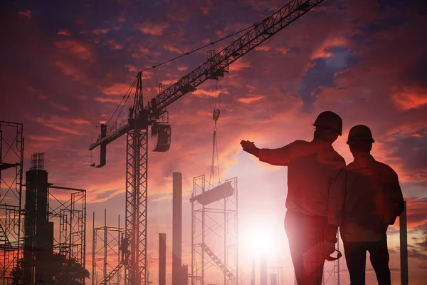 Dois Engenheiros Local Trabalho Engenheiro Guindastes Torre Local Construção Fundo — Fotografia de Stock