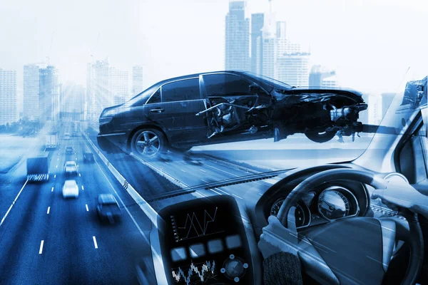 电动汽车或智能汽车 前置显示 Hud 未来型汽车和图形用户界面 Gui 自动驾驶模式 自动驾驶模式 自动驾驶模式和女司机 — 图库照片