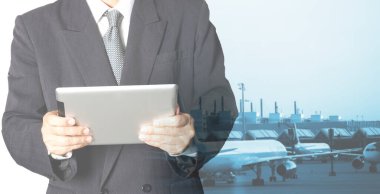 Arka planda lojistik ağ dağılımı için dünya haritası olan bir adamın iki kez görüntülenmesi ve Lojistik Endüstriyel Taşımacılık, Nakliye, İthalat-İhracat ve Nakliyat için Kargo Gemisi 