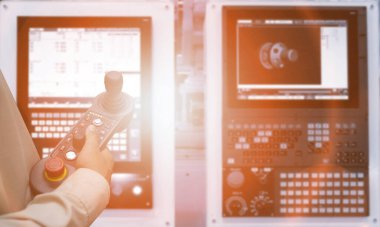 Akıllı fabrika arka planında otomatik kablosuz robot kolu olan bir adam el bilgisayarı ya da kontrolör. Otomotiv parçaları endüstrisindeki kaynak robotu medyası