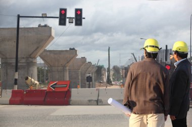 Mühendis olay yerinde, inşaat alanında çalışıyorlar..