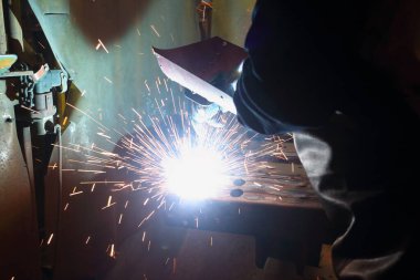 Akıllı fabrika arka planında kablosuz robot kolu. Otomotiv parçaları endüstrisindeki kaynak robotu medyası