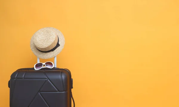 Valise Noire Avec Lunettes Soleil Chapeau Sur Fond Jaune Pastel — Photo