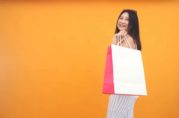 Isolated Shot Pretty Adult Woman Shopping Bag Wears Casual Outfit — Stock Photo, Image