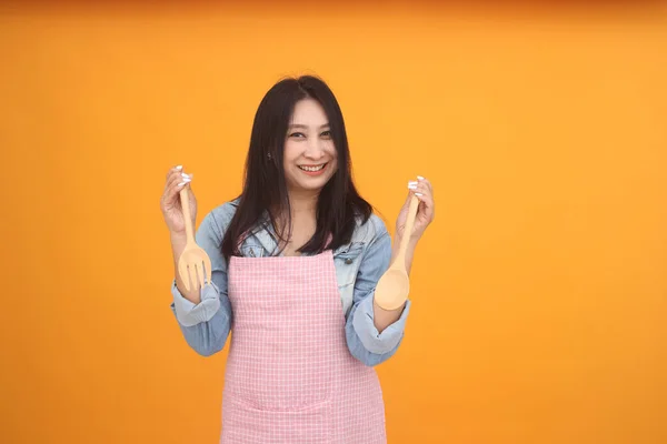 Счастливая Азиатка Готовит Фартуком Приготовления Пищи Рекламу Тему Желтом Фоне — стоковое фото