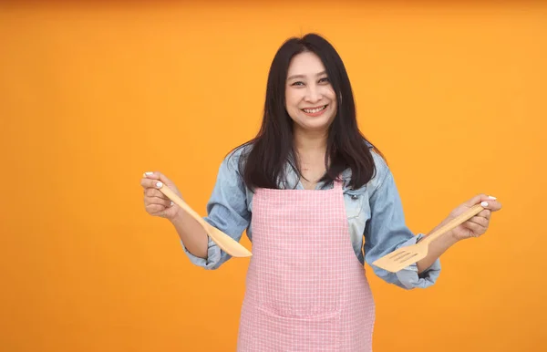 Wanita Asia Yang Bahagia Memasak Dengan Celemek Untuk Memasak Tema — Stok Foto