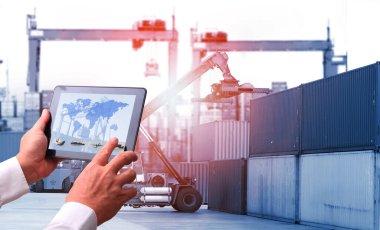 taşımacılık ihracat konsepti, kontrol drlivery sevkiyatı için insan eli cep telefonu veya tablet otomatik kablosuz 