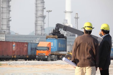 Çalışan adam ve petrol fabrikası geçmişi 