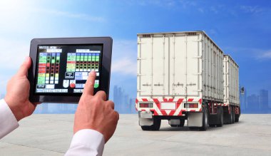 Kamyon yolda, yol üstünde, ulaşım lojistik konsepti