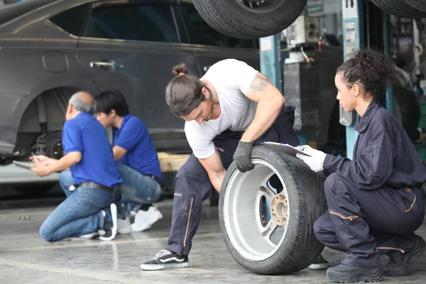 Verkäufer Mit Reifenvorführung Bei Autoreparaturservice Oder Autohaus Geschäft Wartung Und — Stockfoto