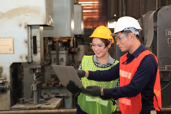 Wirtschaftsingenieurinnen Und Wirtschaftsingenieurinnen Mit Maschine Unterstützung Des Produktionsingenieurs Der Industrie — Stockfoto