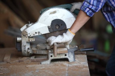 Carpenter, marangoz atölyede çalışıyor. Ahşap üzerinde çalışan bir adam. Atölyedeki olgun marangoz imajı, mobilya yapma konsepti..