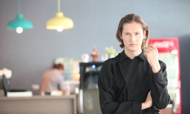 Yakışıklı bir erkek barista kahve dükkanında çalışıyor.