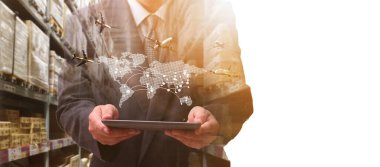 Ulaştırma, ithalat-ihracat ve lojistik kavramı, konteyner kamyonu, limandaki gemi ve nakliye ve ithalat-ihracat ticari lojistik, nakliye sektörü 