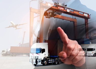 Ulaşım, ithalat-ihracat ve lojistik konsepti olan bir adamın çifte pozu