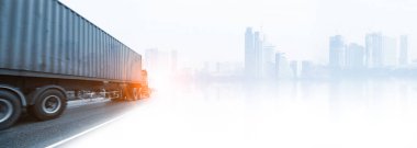 Kamyon yolda, yol üstünde, ulaşım lojistik konsepti