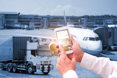 taşımacılık ihracat konsepti, kontrol drlivery sevkiyatı için insan eli cep telefonu veya tablet otomatik kablosuz 