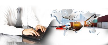 Arka planda lojistik ağ dağılımı için dünya haritası olan bir adamın iki kez görüntülenmesi ve Lojistik Endüstriyel Taşımacılık, Nakliye, İthalat-İhracat ve Nakliyat için Kargo Gemisi 