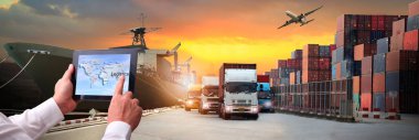 Ulaşım, ithalat-ihracat ve lojistik konsepti olan bir adamın iki kez görüntülenmesi. Konteynır kamyonu, teslimat malzemeleri endüstrisi için uçak...