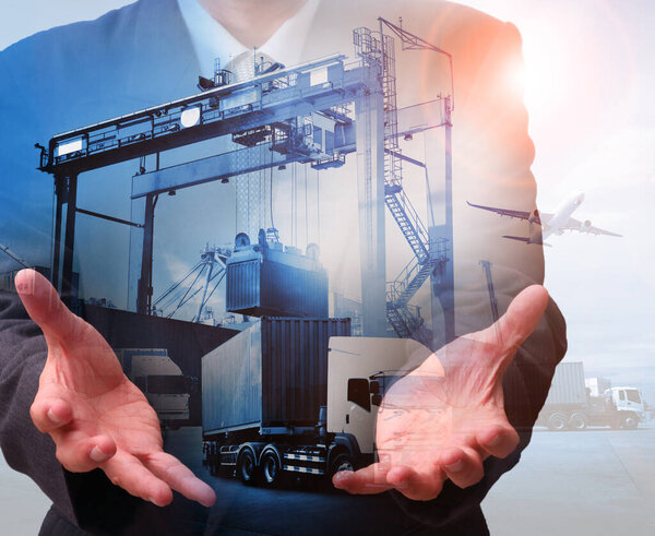 Двойная экспозиция человека с концепцией транспорта, импорта-экспорта и логистики