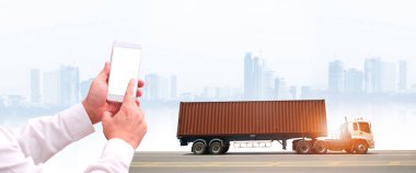 Kamyon yolda, ulaşım lojistik konsepti