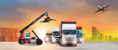 Lojistiğin soyut görüntüsü, konteynır kamyonu, limanda ve uçakta.