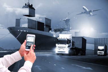 taşımacılık ihracat konsepti, kontrol drlivery sevkiyatı için insan eli cep telefonu veya tablet otomatik kablosuz 