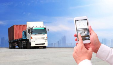 Kamyon yolda, yol üstünde, ulaşım lojistik konsepti