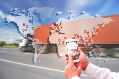 Ulaşım lojistik sektöründe çalışan işadamlarıyla otoyolda hız yapan büyük kamyonlar.