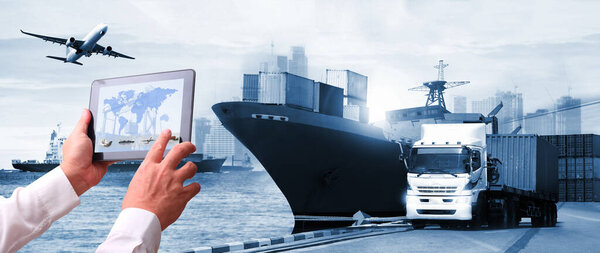 транспортная концепция экспорта импорта, человек держит мобильный телефон или планшет автоматизировать беспроводной для контроля отгрузки drlivery 