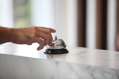 Otel servis zili beyaz camlı ve simülasyon otel arka planında. Otel, seyahat, oda, otelde servis zili.