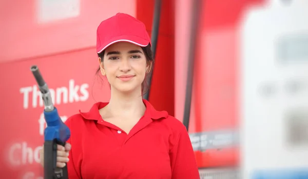 Vrouw Met Rood Uniform Bij Het Tankstation Voor Service Jonge — Stockfoto