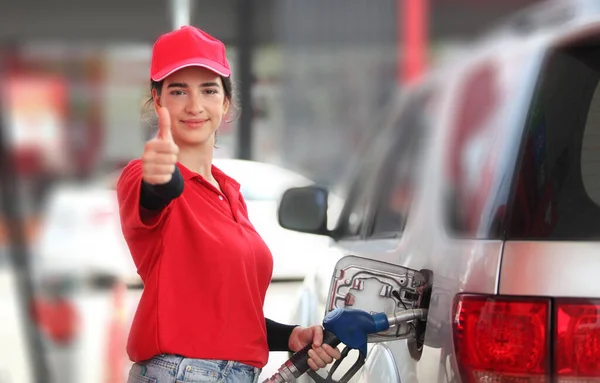 Mujer Con Uniforme Rojo Gasolinera Para Servicio Mujer Joven Repostar — Foto de Stock