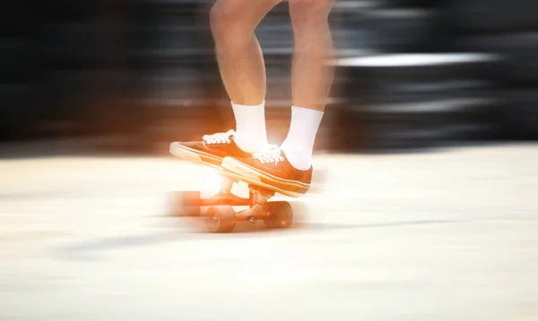 サーフィンスケートやスケートボード上のクローズアップ足 スポーツ活動ライフスタイルのコンセプト 健康と運動 閉鎖アジアの男は サーフィンスケートボードやスケートボードでプレーし Covid 19のコンセプトでファッション — ストック写真