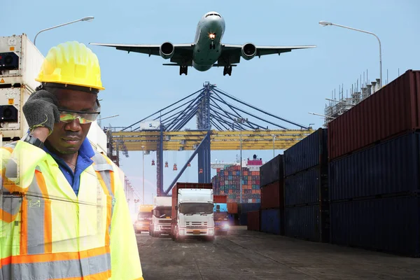 Nahaufnahme Eines Afroamerikanischen Gut Aussehenden Schwarzen Ingenieurs Der Bereich Containerboxen — Stockfoto
