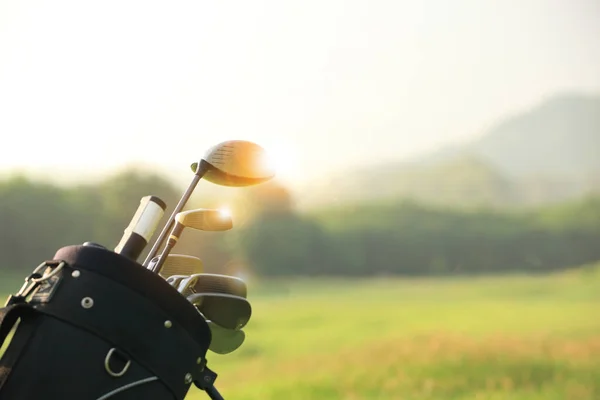 Clubes Golfe Motoristas Sobre Belo Campo Golfe Pôr Sol Nascer — Fotografia de Stock