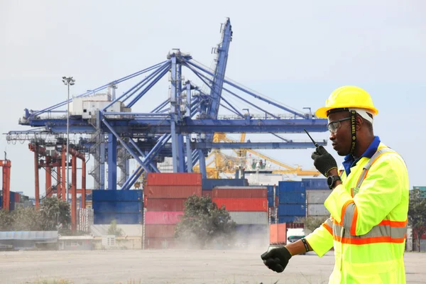 Nahaufnahme Eines Afroamerikanischen Gut Aussehenden Schwarzen Ingenieurs Der Containerfeld Arbeitet — Stockfoto