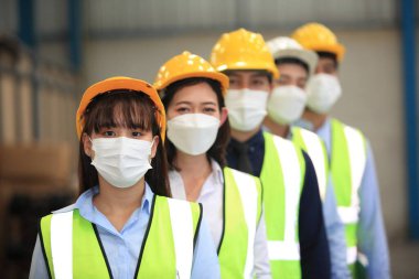 Ekip çalışanları güvenlik endüstriyel fabrikası için koruyucu maskeler takıyorlar. Fabrikada ya da depoda çalışmaya başlamadan önce işçi toplantısı