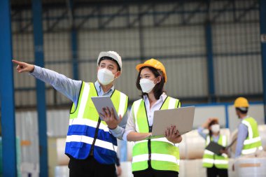 Ekip çalışanları güvenlik endüstriyel fabrikası için koruyucu maskeler takıyorlar. Fabrikada ya da depoda çalışmaya başlamadan önce işçi toplantısı