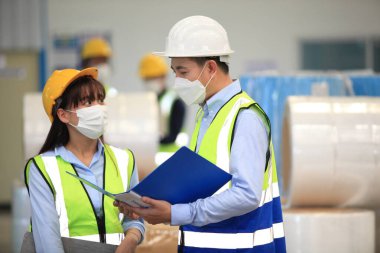 Ekip çalışanları güvenlik endüstriyel fabrikası için koruyucu maskeler takıyorlar. Fabrikada ya da depoda çalışmaya başlamadan önce işçi toplantısı