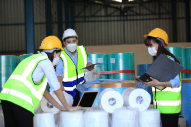Ekip çalışanları güvenlik endüstriyel fabrikası için koruyucu maskeler takıyorlar. Fabrikada ya da depoda çalışmaya başlamadan önce işçi toplantısı