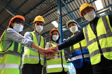 Ekip çalışanları güvenlik endüstriyel fabrikası için koruyucu maskeler takıyorlar. Fabrikada ya da depoda çalışmaya başlamadan önce işçi toplantısı