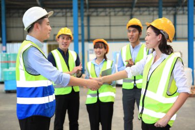 İş adamları tokalaşıyor, toplantıyı bitiriyor, toptan, lojistik, insanlar ve ihracat konsepti - elle çalışan, pano tutan ve depoda anlaşma yapan işadamları