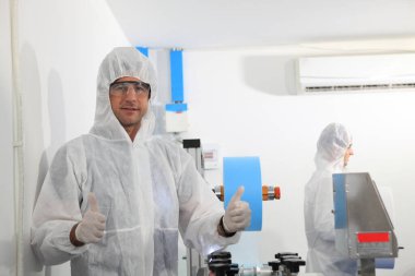 Fabrikada çalışan yüz maskeli üretim mühendisi QC mühendisi iyi kalite kontrolü yapan maske, Coronavirus hastalığının yayılmasını durdurmak için koruyucu eylem ve karantina kavramı 2019