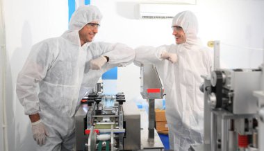 Fabrikada çalışan yüz maskeli üretim mühendisi QC mühendisi iyi kalite kontrolü yapan maske, Coronavirus hastalığının yayılmasını durdurmak için koruyucu eylem ve karantina kavramı 2019